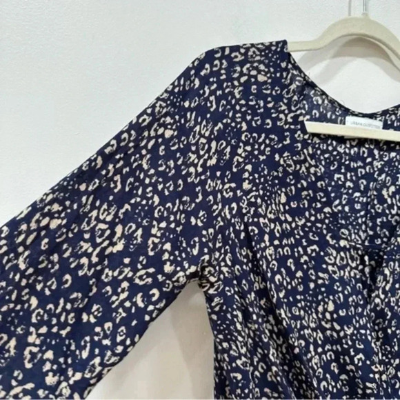 🍁 Urban Outfitters Mayfair Drapey Surplice Top Small - Picture 7 of 11